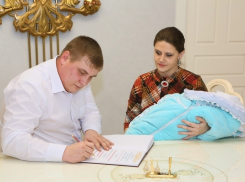 В Волгодонске первому новорожденному в 2017 году подарили именной кристалл