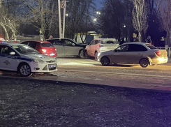 «Взял у дяди покататься:»: школьник устроил массовое ДТП напротив вокзала в Волгодонске