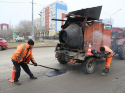 На дорогах Волгодонска активно устраняют сверхнормативную ямочность 