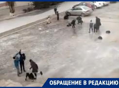 Развлечения по-волгодонски: огромная замерзшая лужа в центре города превратилась в каток для детей