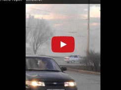 В Волгодонске на пересечении Мира и Королева полыхает ландшафтный пожар