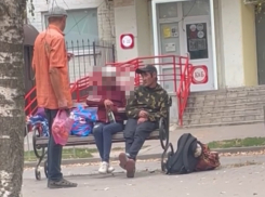 «Завидуйте, рабочий люд!»: шайка маргиналов распивает спиртное в 9 утра в центре Волгодонска