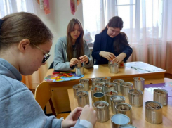 Молодежь Волгодонска собрала полсотни жестяных банок для окопных свечей