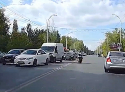 «Совсем обнаглели!»: мотоциклист ехал на Морской по встречке через две сплошные 