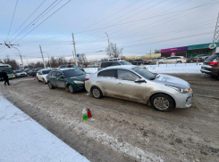 Огромную 40-минутную пробку создало ДТП с тремя автомобилями на Жуковском шоссе