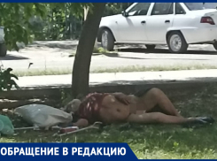 Бомж- эксгибиционист вывалил свои причиндалы и возлегает на улицах Волгодонска