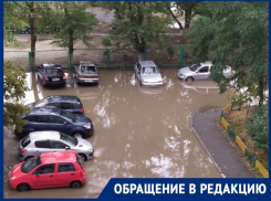 «В садик за ребенком приходится плыть»: двор на Мира затапливает после дождя