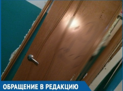 Непристойные записи на выброшенной в подъезде двери заставляют краснеть и злиться волгодонцев