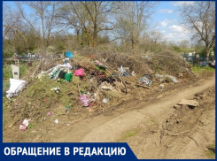 «Горы мусора заваливают могилы»: волгодончанка о ситуации на старом кладбище