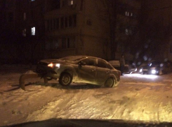 После ДТП «Форд» повис на трубе в центре Волгодонска