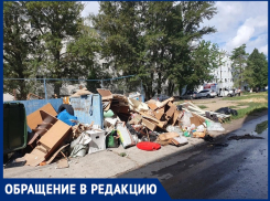 «Детскую площадку тоже скоро завалят этой помойкой»: огромная груда брошенных диванов заполонила центр старого города
