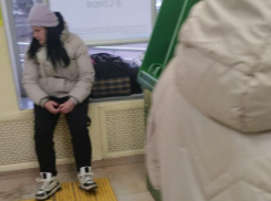 Сидящую возле окна «Сбербанка» девушку забрали родственники после публикации в «Блокноте» 