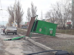 «Обломанные ветки и упавшие остановки»: Волгодонск приводят в порядок после ураганного ветра