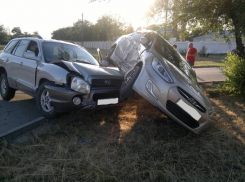 В Морозовске в столкновении двух автомобилей «Hyundai» пострадали три человека 