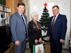 Ветеранов Великой Отечественной войны с наступающим Новым годом поздравили первые лица города