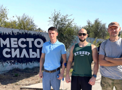 «Место силы»: группа альтруистов собственноручно создала и украсила граффити спортплощадку на забытой набережной В-9