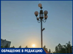 «На одном проводке держится»: жители просят починить сломанный фонарь на площади Курчатова