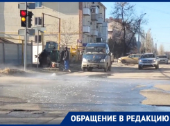 «А потом вода замерзнет»: коммунальные службы Волгодонска откачивают воду из колодца на проезжую часть
