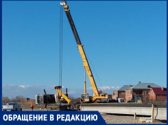 «На строительстве третьего моста в Волгодонске перевернулся кран»: очевидец 