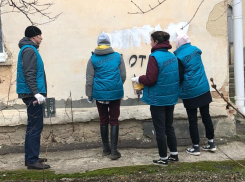 13 запрещенных надписей с информацией о наркотиках устранила молодежь Волгодонска