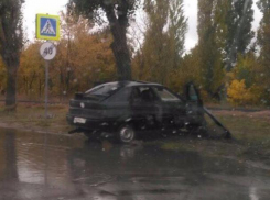 ВАЗ разворотило после удара о дерево во время сильного дождя в Волгодонске 