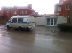 Волгодонцы вызвали полицию из-за подозрительного автомобиля, брошенного возле свадебного центра «Давай поженимся»