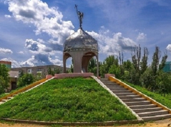 24 года назад в Волгодонске появился памятник-ротонда «Погибшим за Отечество»