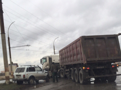 В Волгодонске на Жуковском шоссе «Нива» влетела в большегруз 