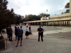 В Волгодонске оцепили вокзал из-за подозрительной сумки, оставленной мужчиной в шляпе 