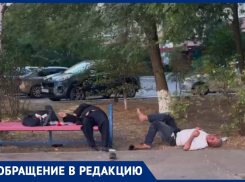 «А как проходит ваше воскресенье?»: после алкопати мужчины заснули на скамейках в смешных позах
