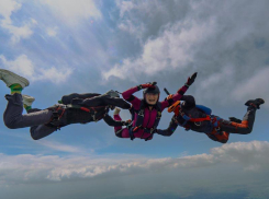 Испытай эмоции свободного полета: «Skydive_ug» открывает сезон прыжков с парашютом