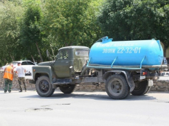 Дырявый водовод В-4 оденут в пластик