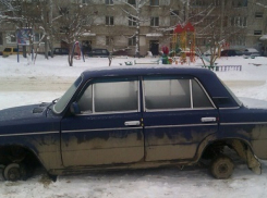 В Волгодонске молодые люди украли колеса ВАЗа