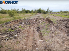  КамАЗы давят могилы казаков: в Цимлянске на месте старинного кладбища устроили склад стройматериалов 