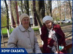 «Детям войны и ветеранам срочно нужны лавочки в тени»: бабушки с улицы Ленина просят о помощи