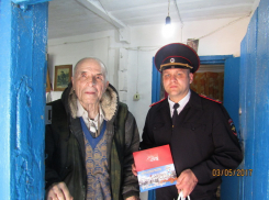 Полицейские Волгодонска подарили ветеранам и труженикам тыла открытки в честь Дня Победы 