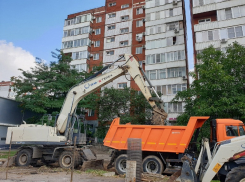 На улице Кошевого запустили временный трубопровод в обход разрушенного канализационного коллектора