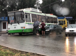 «Двенашка» влетела в троллейбус на кольцевой около торговой площади
