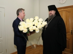 Мельников получил букет белых роз от его Преосвященства Корнилия
