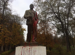 В ночь на 7 ноября памятник Ленину в сквере «Юность» облили красной краской