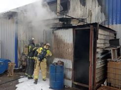 В Волгодонске недалеко от заправки произошел пожар