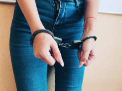 В микрорайоне В-5 при попытке кражи из «Пятерочки» задержали стройную девушку