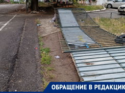 Обрушился забор и упало дерево: жители в ужасе от состояния бесхозной спортивной площадки