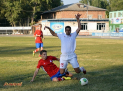 Волгодонский ФК «Маяк» в воскресенье обыграл «Академию Понедельника» и поднялся на 10-е место