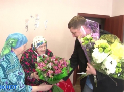 С  Международным женским днем семью самой пожилой читательницы газет «Блокнот» и «Хозяйство» поздравил главред Олег Пахолков