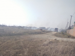 За В-9 сгорело поле из сухой травы