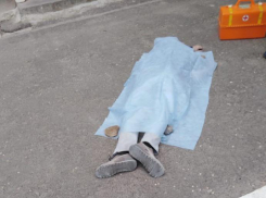 Мужчину нашли мертвым возле дома на Западном в Волгодонске