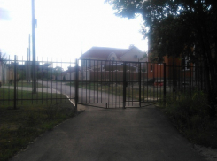 В Волгодонске избавятся от шести незаконно установленных шлагбаумов