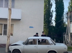 Качество советское!: на Первомайском столб выстоял после тарана легковушкой  