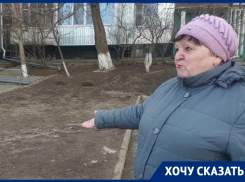 Бабушки падали и ползли по грязи: в Волгодонске после ремонта канализации возник грязевой потоп